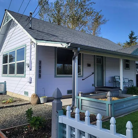 Cute Cottage With Fully Fenced Yard